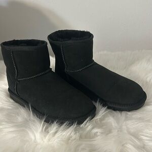 SHORT Sheepskin Boots💕.  Size 9